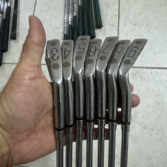 Wilson 1200 LT itons 3/9 in right handed 
Steel shafts 
Used conditions - Picture 5 of 12